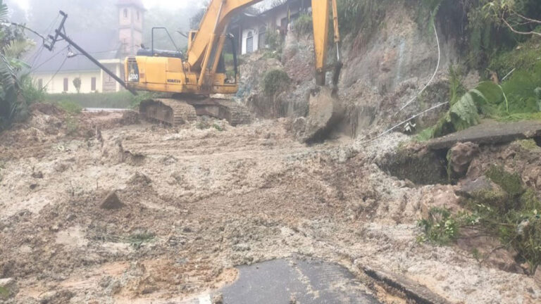 Dahysatnya Terjangan Banjir dan Longsor yang Melumpuhkan Aceh, Sumut dan Sumbar