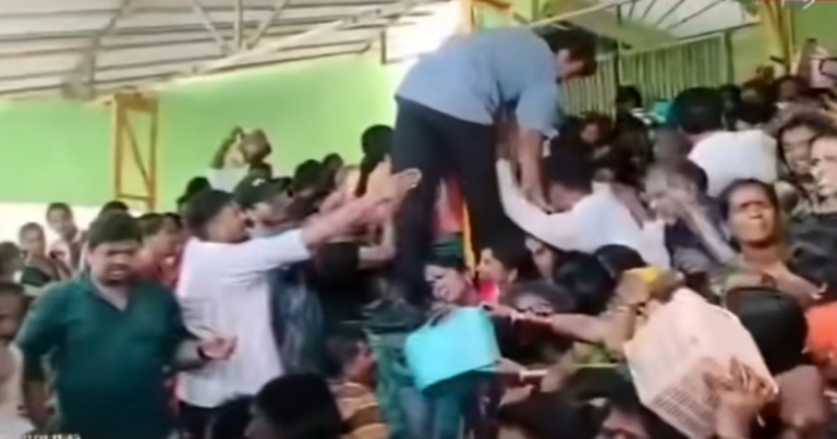 Kerumunan Besar di Kuil India, Dorong-dorongan dan Injak-injakan Tewaskan 9 Orang