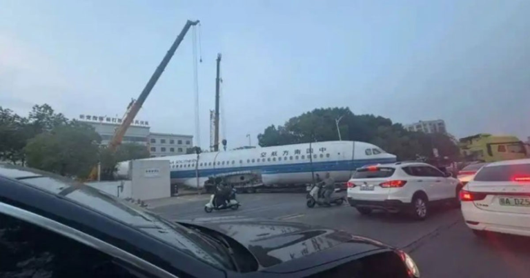 Pesawat Besar Muncul di Jalan Kota Wuhan, Tiongkok, Terlihat Bertuliskan “China Southern Airlines”