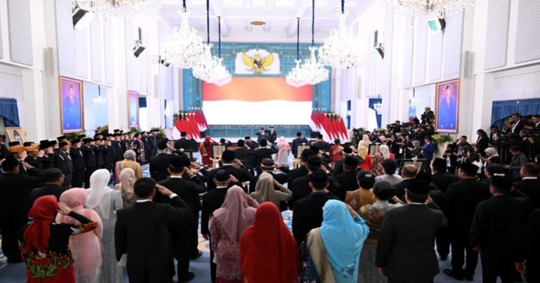 Prabowo Beri Gelar Pahlawan Nasional kepada Sepuluh Tokoh Bangsa, Dari Soeharto Hingga Gus Dur