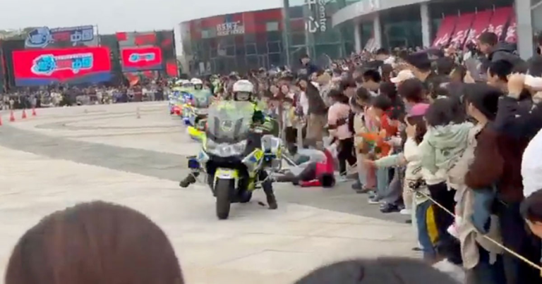 Polwan di Suzhou, Tiongkok Tabrak Anak-anak, Malah Periksa Kerusakan Motornya Sendiri — Picu Kemarahan Publik