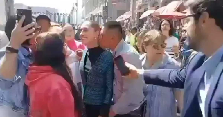 Video: Pria Meraba-raba Presiden Meksiko, dan Mencoba Menciumnya Saat Dia Berbicara kepada Rakyat