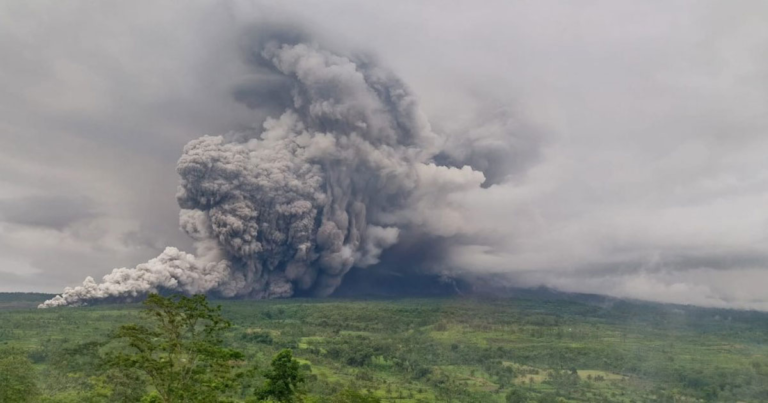 Gunung Semeru Erupsi,  Statusnya Menjadi ‘Awas’ Hingga Ratusan Warga Mengungsi