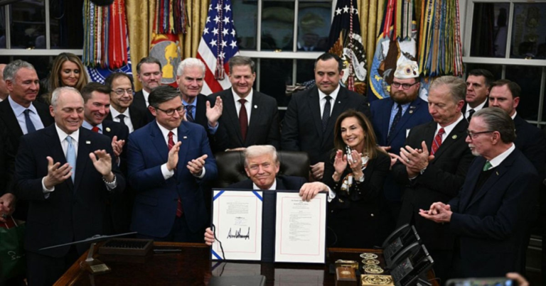 Detik-detik Trump Teken RUU  Akhiri Shutdown Pemerintah Terpanjang dalam Sejarah AS