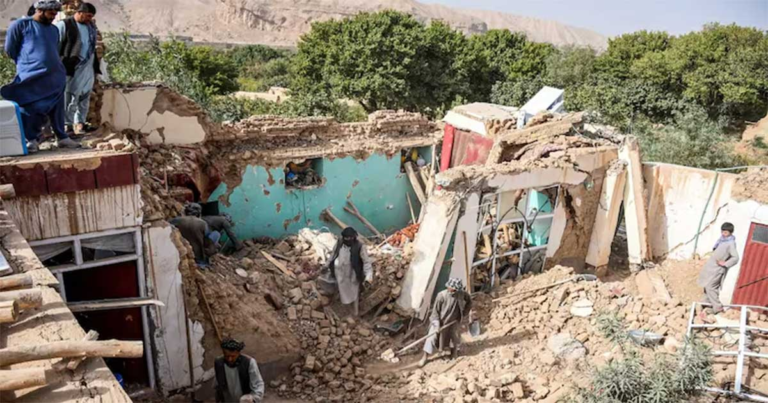 Video Menyayat Hati Menunjukkan Jasad Anak Digali dari Reruntuhan Pasca Gempa Afghanistan
