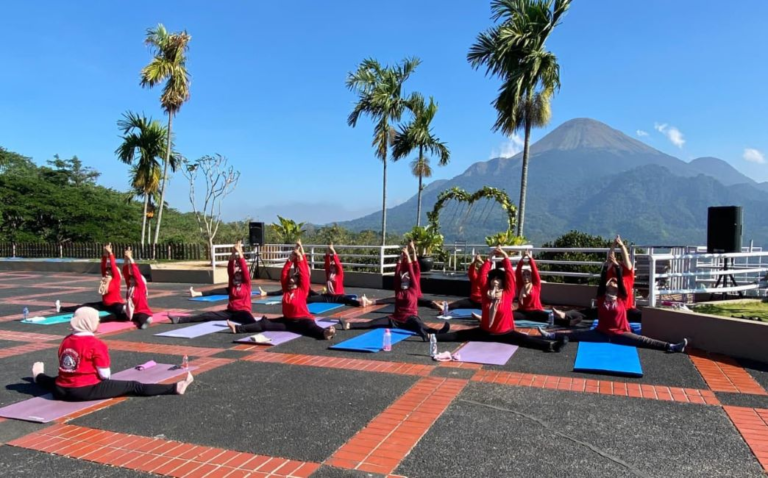 Yoga di Tepi Kolam Renang, Pengalaman Relaksasi di Grand Whiz Hotel Trawas
