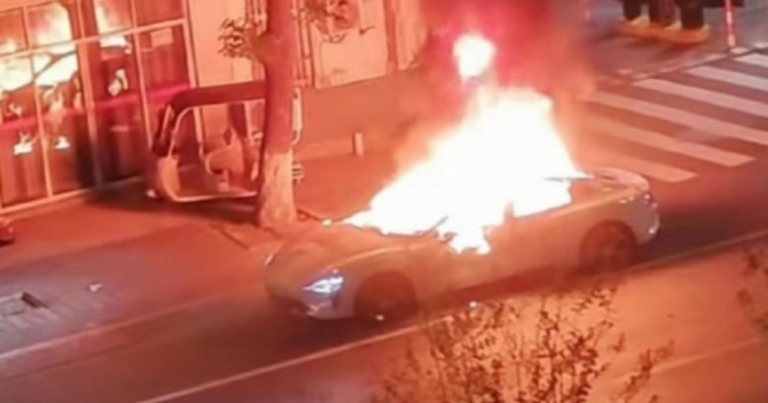 Mobil Listrik Xiaomi SU7 Terbakar Hingga Tinggal Rangka 