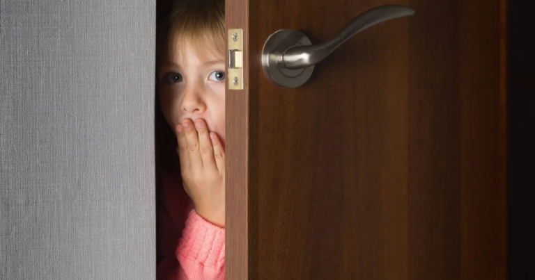 Gadis Kecil yang Membuka Pintu