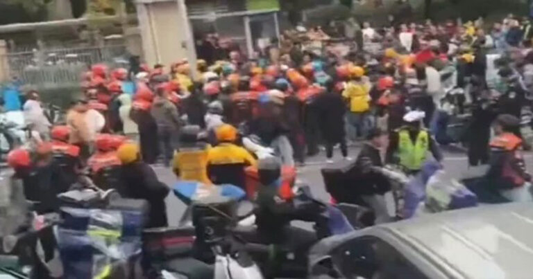 Ledakan Amarah Kurir Makanan di Changsha, Tiongkok : Polisi Khusus Dikerahkan untuk Menekan Protes Massal