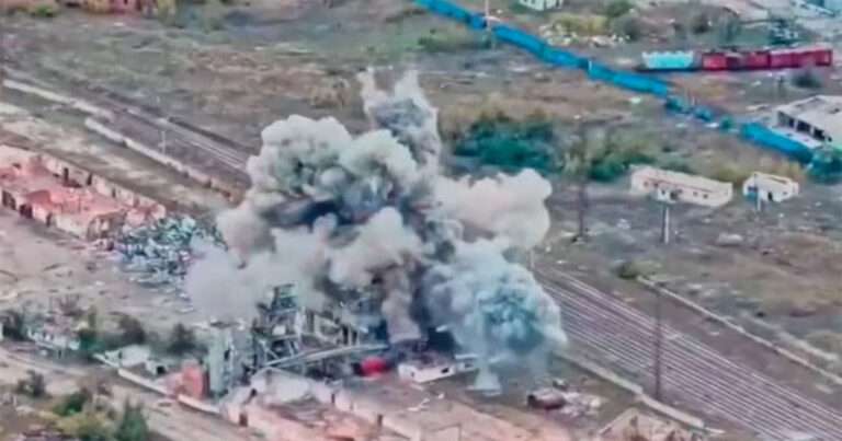 Video: Angkatan Udara Ukraina Menjatuhkan Bom 226 Kg ke Operator Drone Rusia
