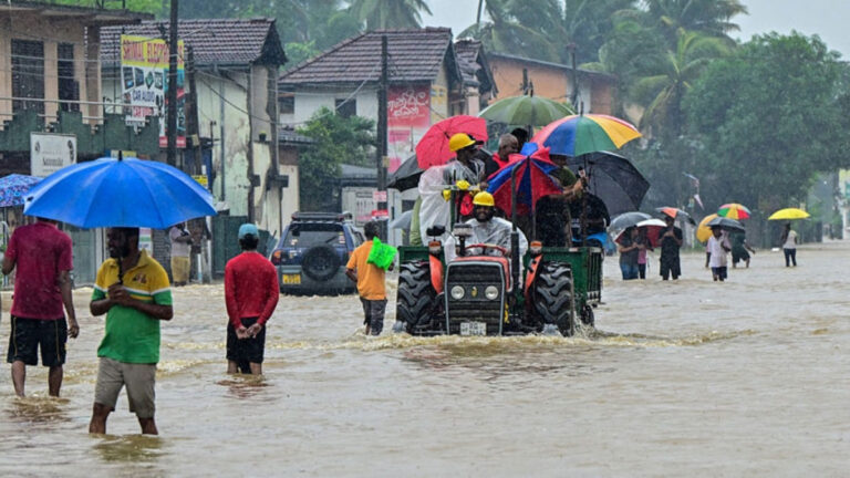 Dihantam Siklon Ditwah, Hujan Lebat Picu Banjir Parah di Sri Lanka, 123 Tewas — India Kirim 21 Ton Bantuan