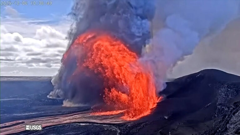 Gunung Berapi Kilauea di Hawaii Menyemburkan Lava Spektakuler Setinggi 15–30 Meter