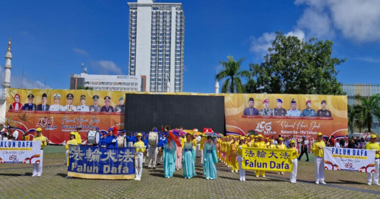 Praktisi Falun Dafa Memeriahkan Pawai Budaya Hari Jadi Kota Batam ke-196