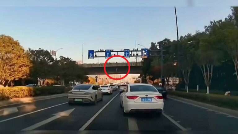 Seorang Ibu di Hangzhou, Tiongkok, Melompat dari Jembatan Bersama Balitanya, Netizen Berkomentar: “Seberapa Putus Asanya Dia?” 