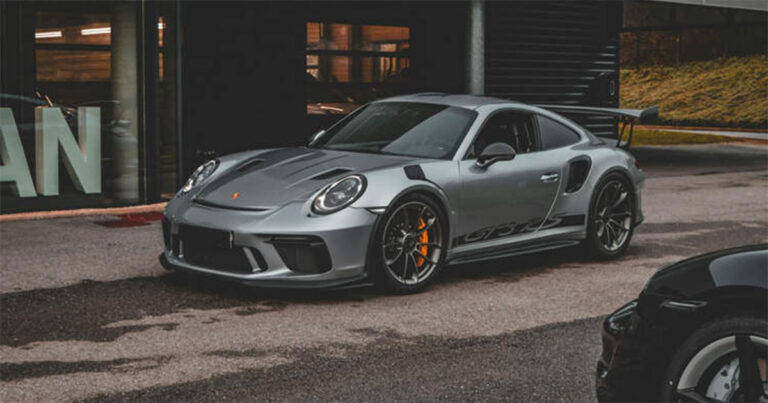 Mobil Porsche di Seluruh Rusia Tiba-tiba Berhenti Berfungsi