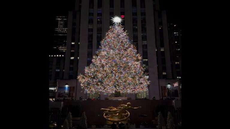 Lampu Pohon Natal Rockefeller Center Menyala di New York : 50.000 Lampu Menerangi Malam Musim Dingin