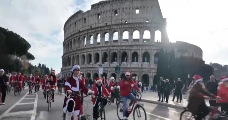 Menjelang Natal, Santa Claus di Berbagai Negara Menyebarkan Kegembiraan dan Cinta Kasih