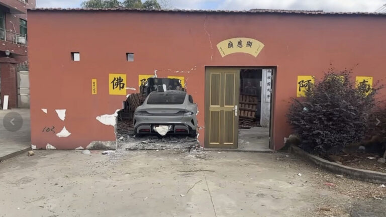 Tembok Kuil Jebol Diterjang Xiaomi SU7—Netizen : ‘Kalau Tak Ada Lahan Hijau, Ya Beginilah!’