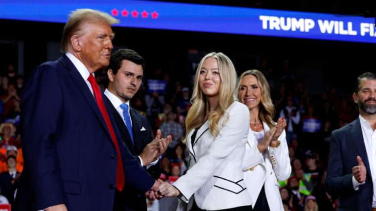 Trump “Bekerja” Sambil Menggendong Cucunya yang Berusia 6 Bulan, Adegan Mengharukan yang Dipuji