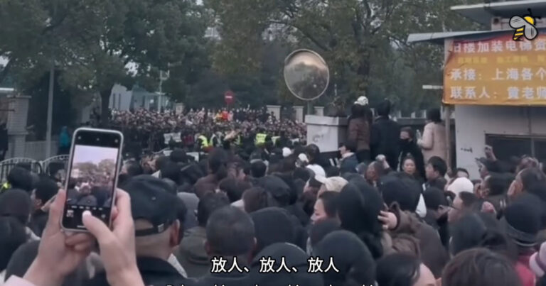 Video Drama Jalanan Shanghai: Ribuan Orang Kepung Kantor Polisi, Gelar Aksi Aneh ‘Investor Menyelamatkan Penipu’”