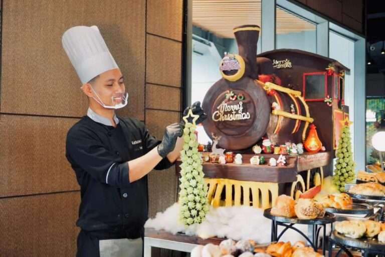 Grand Mercure Malang Mirama Hadirkan Keajaiban Natal dengan Kereta Cokelat 60 Kg