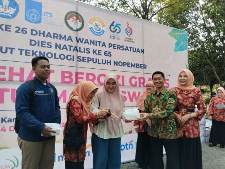 Kolaborasi DWP ITS Rayakan HUT ke-26 dan Dies Natalis ITS ke-65 dengan Aksi Nyata: 7.500 Paket Nasi Bergizi Gratis untuk Mahasiswa