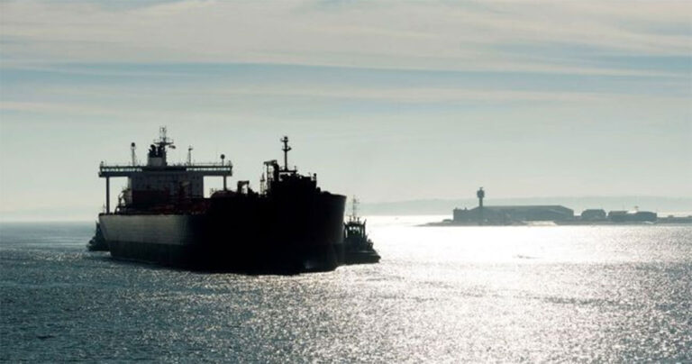 Bloomberg : Kapal Tanker Minyak Rusia Terjebak di Dekat Panai Tiongkok karena Permintaan India Menurun