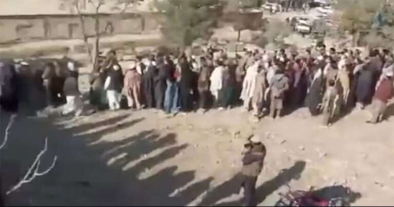 Menurut Laporan: Taliban Mengeksekusi Mati Terpidana Pembunuh di Depan Ribuan Orang, Eksekutornya Anak Berusia 13 Tahun