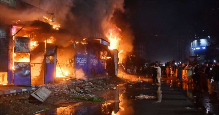 6 Tewas, 38 Hilang Setelah Kebakaran Melanda Kompleks Perbelanjaan di Pakistan: Laporan