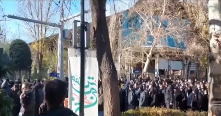 Iran Terjebak Gelombang Protes, Trump Peringatkan Agar Tidak Menindas Demonstran Damai