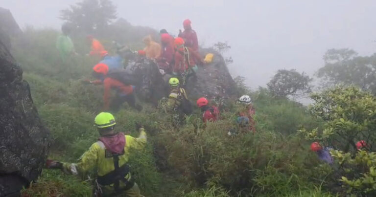 Operasi SAR Pesawat ATR 42-500 di Pegunungan Bulusaraung Berlanjut, Korban Kedua Berhasil Dievakuasi dari Medan Ekstrem