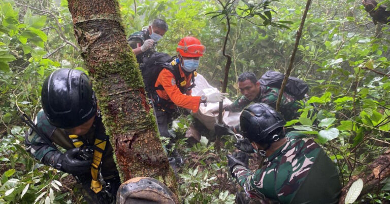 Evakuasi Korban Pertama Pesawat ATR 42-500 dari Kedalaman Jurang Kawasan Pegunungan Bulusaraung, Tim SAR Bertahan 30 Jam di Medan Ekstrem