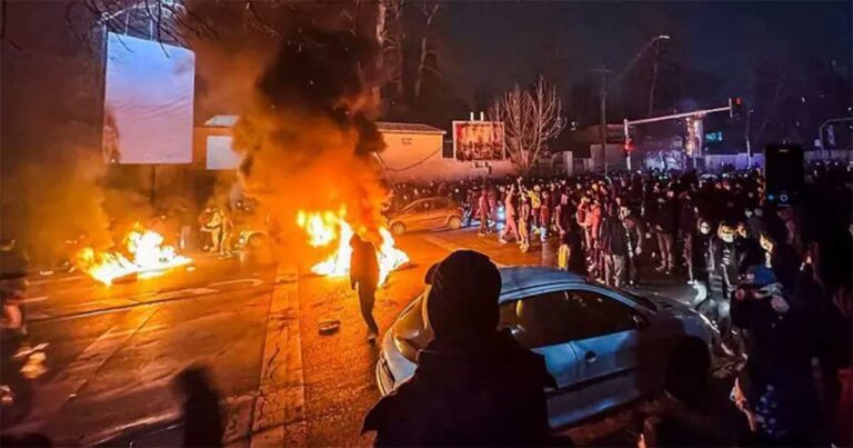 Hari ke-13 Pemberontakan Iran: Balai Kota Dibakar, Rezim Khamenei Dikepung dari Segala Arah