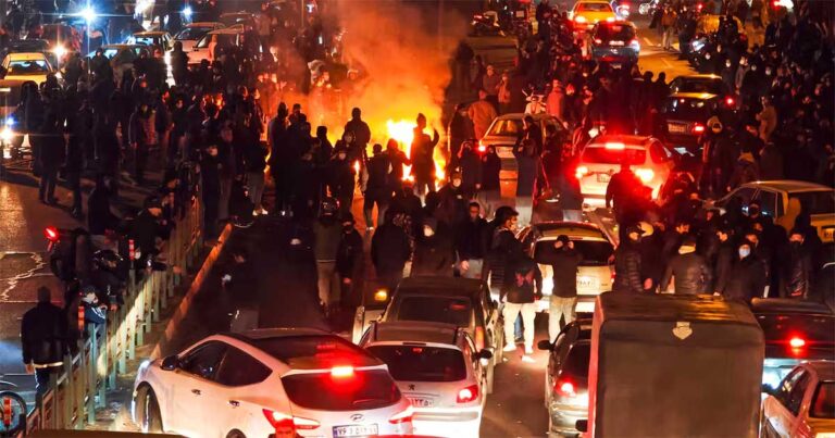 Iran Mencekam: Ledakan di Teheran, Jet Tempur AS Mengepung, Elit Rezim Kabur Bawa Miliaran Dolar