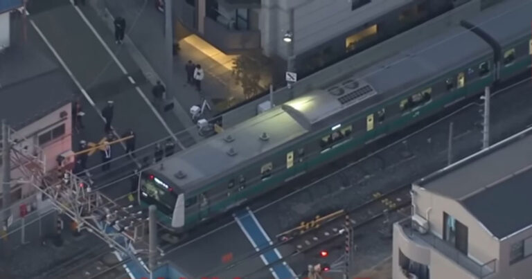 Remaja 17 Tahun Ditangkap Usai Mengancam Penumpang Kereta Tokyo dengan Gunting
