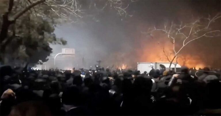 Ketika Rakyat Menantang Takdir: Iran Menggugat Kekuasaan Ulama