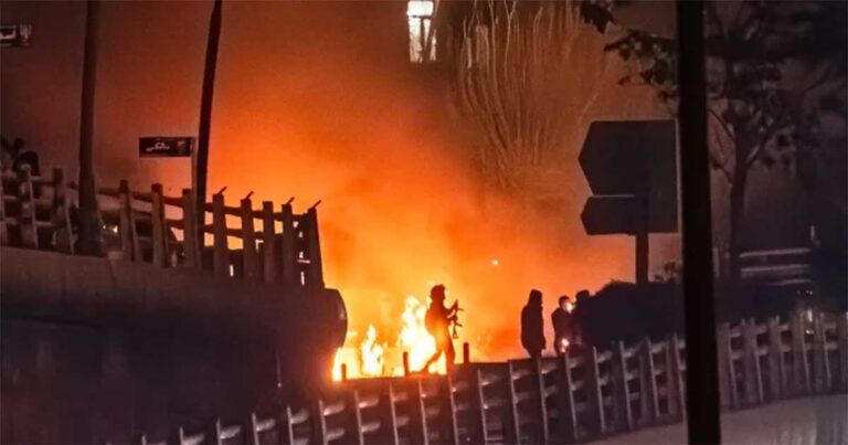 Krisis Iran Fase Berbahaya: Evakuasi Warga, AS Siaga Serangan, Protes Meledak di Dalam Negeri