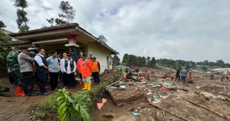 Kabasarnas dan Jajaran Pemerintah Mendampingi Wapres Gibran Tinjau Longsor Cisarua Bandung Barat 