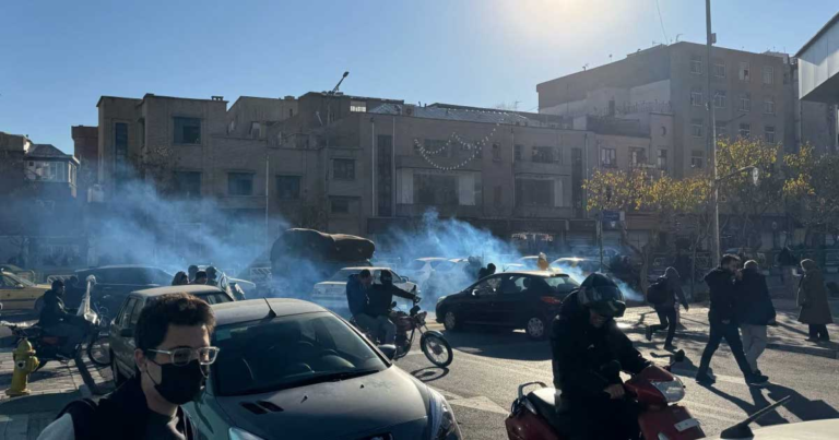 Malam Berdarah di Iran: Protes Melebar, Aparat Menembak, Ancaman Internasional Menguat