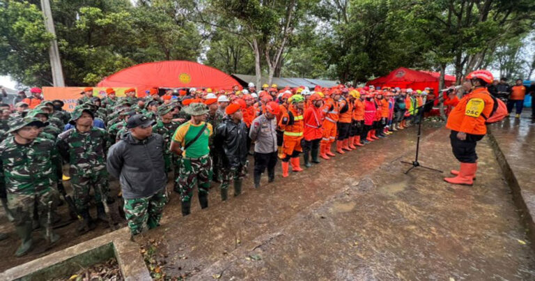 2.129 Potensi SAR Dikerahkan dalam Operasi Pencarian Longsor di Cisarua Bandung Barat 