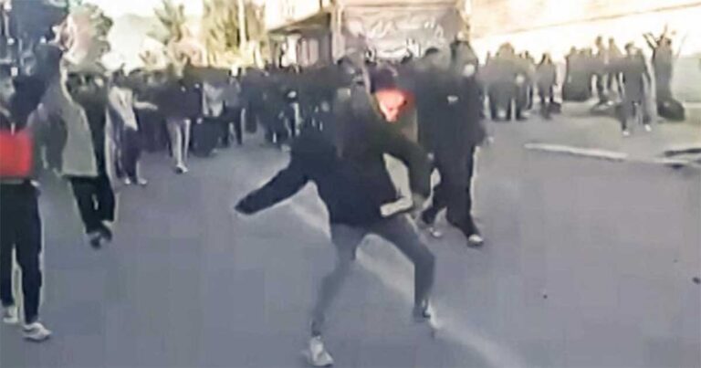 Gelombang Protes Nasional Iran Berujung Penindasan Brutal