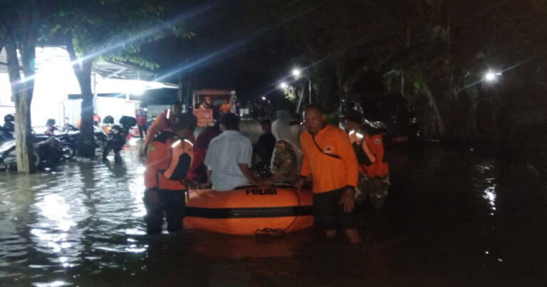 Banjir Rendam 34 Desa di Grobogan, 5.214 KK Terdampak; Sejumlah Tanggul Jebol dan Jalur KA Jakarta-Surabaya Terganggu
