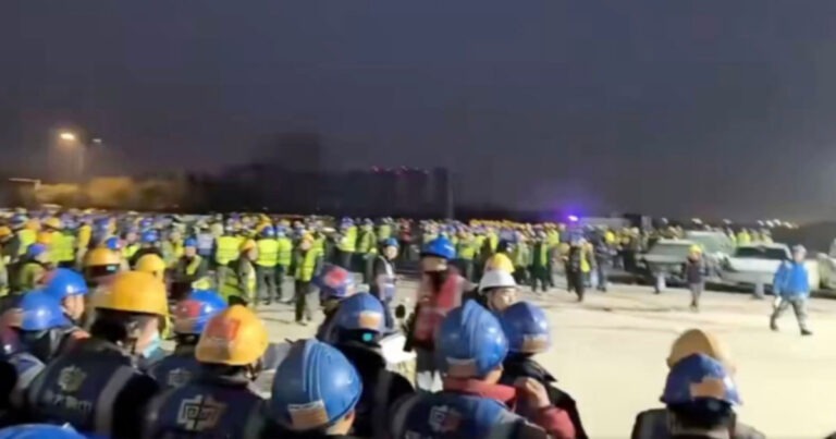 Menjelang Tahun Baru, Video-Video Tiongkok Dilanda Gelombang Besar Tuntutan Upah, Warga Terdesak Hingga Nekat Panjat Menara dan Lompat Gedung