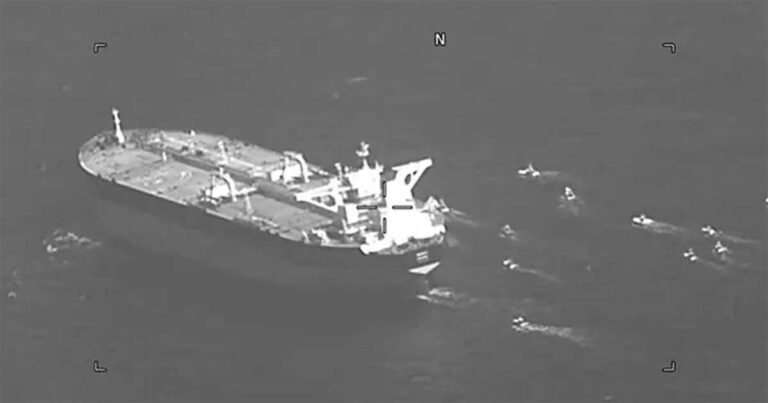 Kapal Tanker AS Didekati Kapal Perang Iran di Selat Hormuz