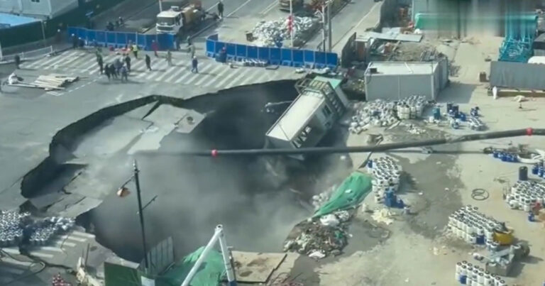 Lubang Raksasa Muncul di Shanghai, Jalanan Amblas Seketika — Warga Berlarian, Otoritas Klaim Hanya “Kebocoran Lokal”