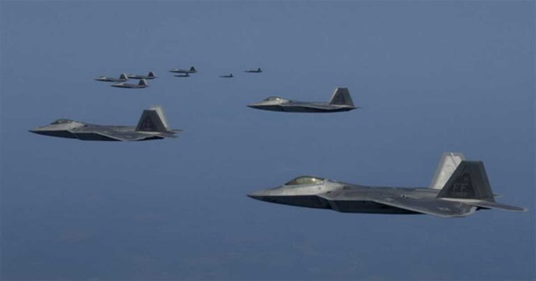 Langit Inggris Dipenuhi F-22! AS Kirim Sinyal Perang ke Iran, Hitung Mundur Dimulai?