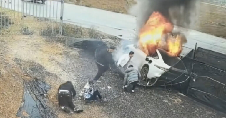 Video Mobil Listrik Buatan Tiongkok Kembali Bermasalah: Terbakar dalam 1 Menit, Pintu Mobil Tak Bisa Dibuka 