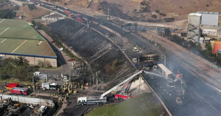 Video: Truk Pengangkut Gas Cair Terbalik dan Meledak di Chili, 4 Tewas