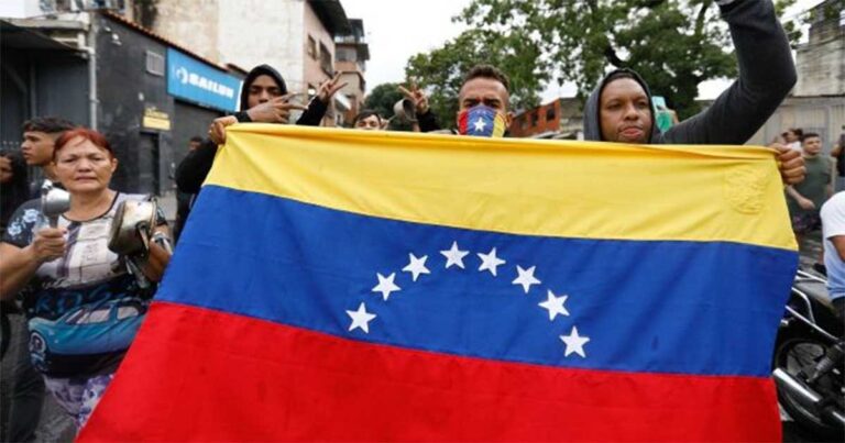 Venezuela Membebaskan Puluhan Tahanan Politik, Termasuk Aktivis Terkemuka