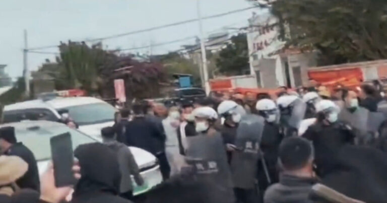 Video Bentrokan Besar Meletus di Hainan, Tiongkok, Polisi Bertindak Keras Hingga Membuat Warga Murka dan Balas Melempar dengan Batu 